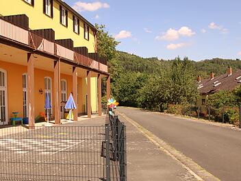 Bereits eine Kinderkrippe ist im Herbst ins Erdgeschoss des oberen der beiden unteren ehemaligen Postgebäude ausgelagert worden. Im Obergeschoss wäre noch Platz, um den übrigen Kindergarten dorthin umzuziehen, denn das jetzige Gebäude am Lehenthaler Weg muss aufwändig renoviert werden. Foto: Klaus Klaschka