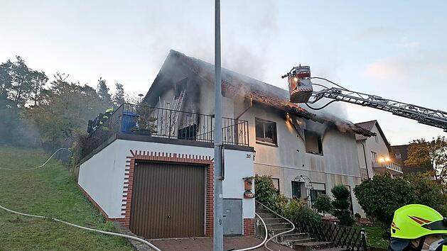 Aus noch ungeklärter Ursache brach in diesem Haus in der Bergstraße von Nüdlingen ein Feuer aus. Der Bewohner konnte sich ins Freie retten.  Foto: Johannes Heim