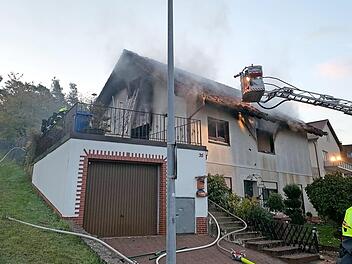 Aus noch ungeklärter Ursache brach in diesem Haus in der Bergstraße von Nüdlingen ein Feuer aus. Der Bewohner konnte sich ins Freie retten.  Foto: Johannes Heim