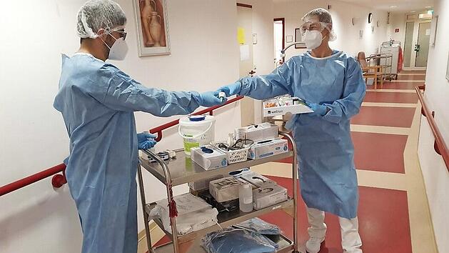 Stationsleitung Tanja Thomys mit ihrem Kollegen Kudret Deniz, Pflegefachkraft der Diakonie Mainleus.