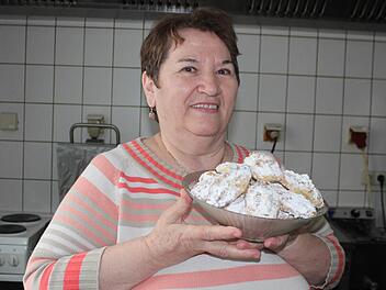 Melpo Ntintis mit ihren Weihnachtsplätzchen  Fotos: Sabine Herteux