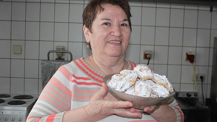 Melpo Ntintis mit ihren Weihnachtsplätzchen  Fotos: Sabine Herteux