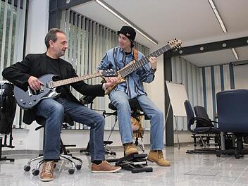Dieter Mey und Igor Saavedra bei einer kleinen "Jam-Session". Sie Sitzen auf den speziellen Musikerstühlen. Fotos: Thomas Heuchling