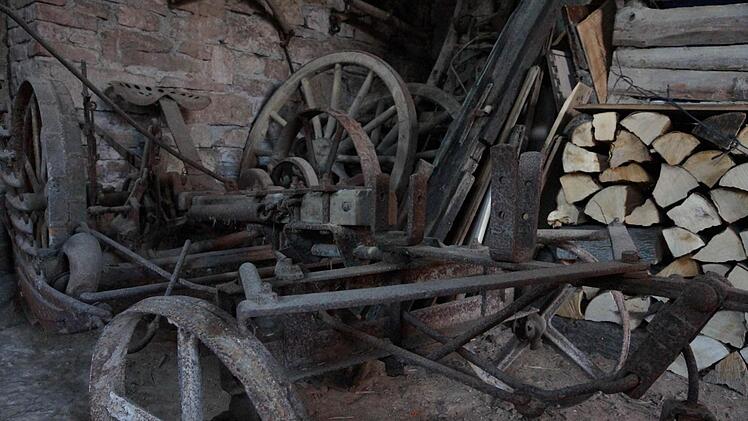 Landwirtschaftliche Geräte in der ScheuneFoto: Arkadius Guzy