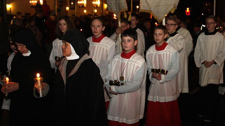 Ordensschwestern und Ministranten bei der Prozession.