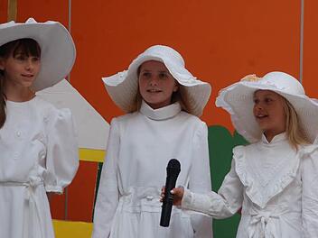 Mit weißen Kleidern kostümiert erzählten die Kinder vom Leben und Wirken der Friedensaktivistin Anna B. Eckstein.  Foto: Gabi Arnold