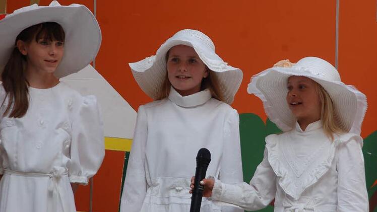 Mit weißen Kleidern kostümiert erzählten die Kinder vom Leben und Wirken der Friedensaktivistin Anna B. Eckstein.  Foto: Gabi Arnold
