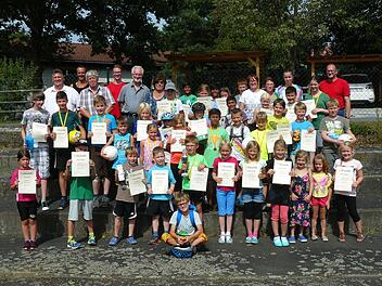 Nach der Siegerehrung stellten sich alle Teilnehmer der 33. Schülerolympiade des TSV Himmelkron zusammen mit dem Helferteam und Bürgermeister Gerhard Schneider der Kamera.