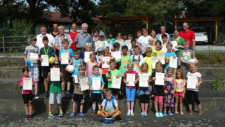 Nach der Siegerehrung stellten sich alle Teilnehmer der 33. Schülerolympiade des TSV Himmelkron zusammen mit dem Helferteam und Bürgermeister Gerhard Schneider der Kamera.