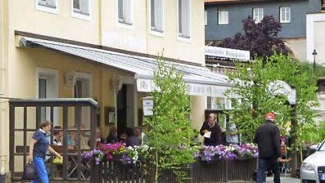 Bekannt und beliebt wegen ihrer unvergleichlichen fr&auml;nkischen K&uuml;che ist die "Einkehr zur Schmiede". Der Biergarten ist ein gem&uuml;tlicher Treffpunkt.  Foto: J&uuml;rgen Scheibe