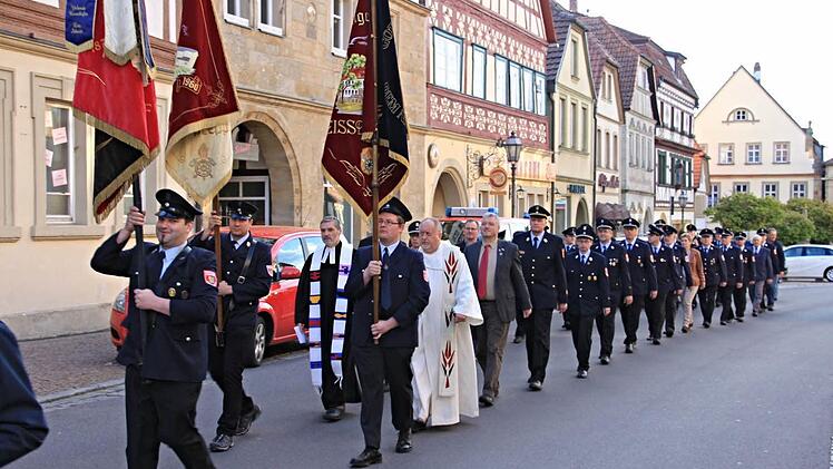 Von der Kirche zum Rathaus zogen die Feuerwehrleute mit Fahnenabordnungen, der Geistlichkeit und den Offiziellen. Foto: Helmut Will