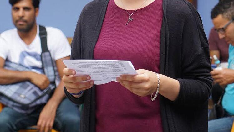 Aycan Birnici gehört zum Jugendvorstand der Gemeinde und begrüßt die Gäste in dessen Namen.