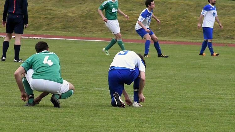 Doppelt hält besser: Riedenbergs Thomas Vorndran (links) und Pascal Zehe vom FC 06 Kissingen beim gemeinsamen Schuhe binden. Foto: Hopf