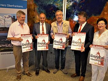 Das fränkische Mundart- und Musikfestival "Klosterspitzen" verspricht an Maria Himmelfahrt wieder ein Highlight in der Region zu werden. Im Rahmen eines Pressegespräches wurde das Programm von (von links) Josef Daum, Bürgermeister Franz Uome, Philipp Simon Goletz, Landrat Klaus Peter Söllner und Sigrid Daum vorgestellt. Foto: Werner Reißaus