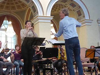 Chefdirigent Johannes Moesus, die Blockflötensolistin Dorothee Oberlinger sowie das Bayerische Kammerorchester begeisterten das Publikum in "Vielschreiber", einem kurzweiligen Herbst-Jahreszeitenkonzert. Das Bild entstand wegen der besseren Lichtverhältnisse bei der Generalprobe. Foto:  Thomas Ahnert
