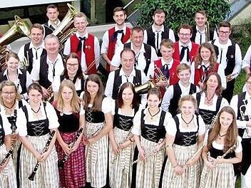 Das Blasorchester Ebensfeld bekommt am Samstag eine einheitliche neue Tracht. Foto: privat