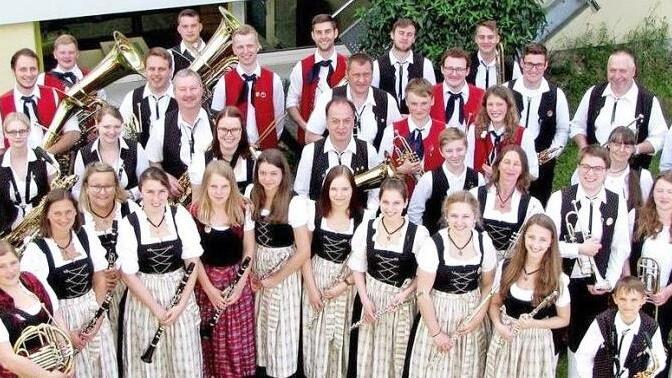 Das Blasorchester Ebensfeld bekommt am Samstag eine einheitliche neue Tracht. Foto: privat