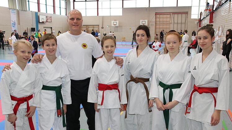 Die Coburger Karateka gingen in den Wertungen Schüler, Jugend und Junioren für das Karatedojo Naile an den Start (von links): Tom Kaebel, David Löffler, Trainer Stefan Müller (6. Dan), Helena Brunner, Mira Drechsel, Viktoria Syrkina und Johann Drechsel.