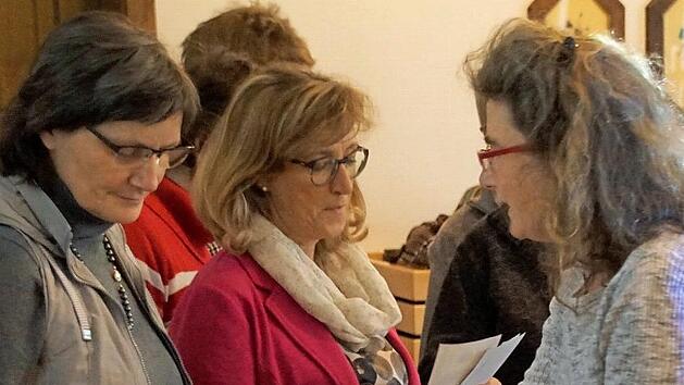 Die Agrar-Ingenieurin Ulrike Hartmann-Mitz (rechts) sprach in Eltmann &uuml;ber das Thema "Palm&ouml;l - Nirgendwo? &Uuml;berall!". Unser Bild zeigt die Referentin mit Besucherinnen beim "Welt-Spiel", das zum Auftakt stattfand. Foto: Sabine Weinbeer