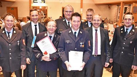 Ehrungen bei der Feuerwehr Rothwind-Fassoldshof (von links): Kommandant Pascal Friedrich, B&uuml;rgermeister Robert Bosch, G&uuml;nther Eichhorn, Kreisbrandrat Stefan H&auml;rtlein, Thomas Aum&uuml;ller, Kreisbrandinspektor Fritz Weinlein, stellvertretender Landrat J&ouml;rg Kunstmann und Vorstand Stefan Friedrich  Foto: Uschi Prawitz