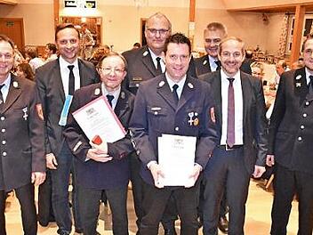 Ehrungen bei der Feuerwehr Rothwind-Fassoldshof (von links): Kommandant Pascal Friedrich, Bürgermeister Robert Bosch, Günther Eichhorn, Kreisbrandrat Stefan Härtlein, Thomas Aumüller, Kreisbrandinspektor Fritz Weinlein, stellvertretender Landrat Jörg Kunstmann und Vorstand Stefan Friedrich  Foto: Uschi Prawitz