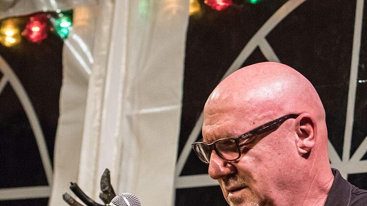Bestens eingespieltes Duo: Der Autor Fitzgerald Kusz und der Gitarrist Klaus Brandl (rechts) gastierten in der Coburger Reithalle.Foto: Jochen Berger
