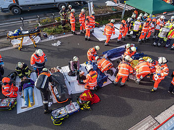Großübung auf gesperrter Autobahn: 250 Einsatzkräfte proben den Ernstfall