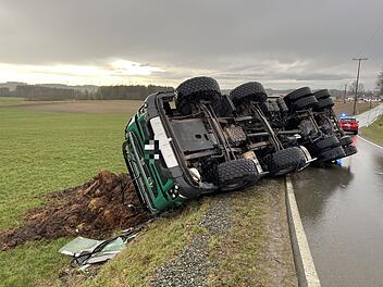 Mit Pferdemist beladener Lastwagen kippt um