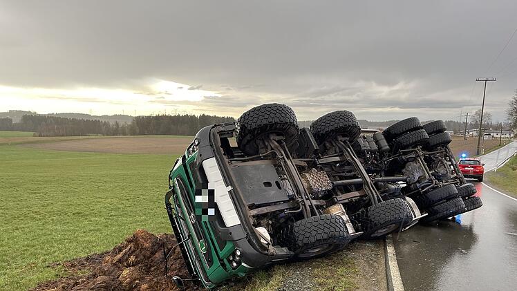 Mit Pferdemist beladener Lastwagen kippt um
