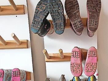 Bevor Schuhe, die nicht mehr getragen werden, nur nutzlos herumh&auml;ngen, k&ouml;nnen sie gespendet werden, zum Beispiel bei der Aktion &bdquo;Mein Schuh tut gut&ldquo;.