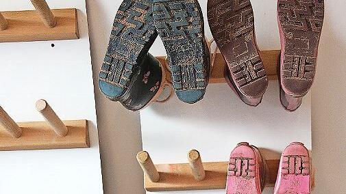 Bevor Schuhe, die nicht mehr getragen werden, nur nutzlos herumh&auml;ngen, k&ouml;nnen sie gespendet werden, zum Beispiel bei der Aktion &bdquo;Mein Schuh tut gut&ldquo;.