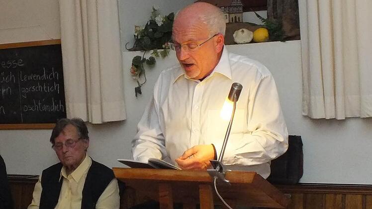 Rainer Kirch liest aus der "Mürschter Viecherei".