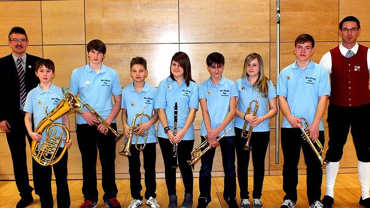 Diese jungen Musiker des Blasorchesters Sand haben erfolgreich die D2-Prüfung abgelegt. Es sind (von links) Tino Krines, Raphael Mahr, Nikolaus Krines, Sophie Rückert, Pascal Thierstein, Maike Alban und Lukas Atzmüller. Glückwünsche sprachen aus NBMB-Kreisvorsitzender Peter Detsch (links) sowie der Bos-Vorsitzende Bastian Hümmer (rechts). Foto: ab