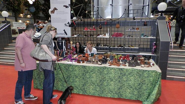 Für Mensch und Hund gleichermaßen interessant: Die Verkaufsstände in der Eventhalle.