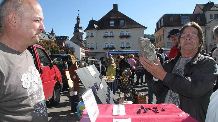 Manfred Roth (links) verkauft Kometenbruchstücke und stieß damit auf großes Interesse.