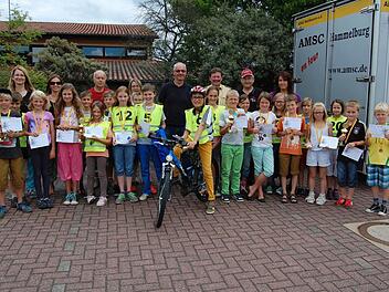 Sie stellten sich zum Siegerfoto mit ehrenamtlichen Helfern und Lehrkräften und weiteren Schülern in den gelben ADAC Verkehrsjäckchen.  Foto: Günther Straub