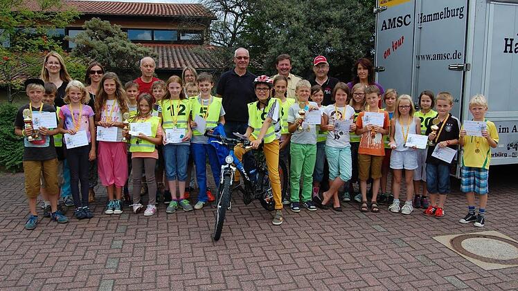 Sie stellten sich zum Siegerfoto mit ehrenamtlichen Helfern und Lehrkräften und weiteren Schülern in den gelben ADAC Verkehrsjäckchen.  Foto: Günther Straub