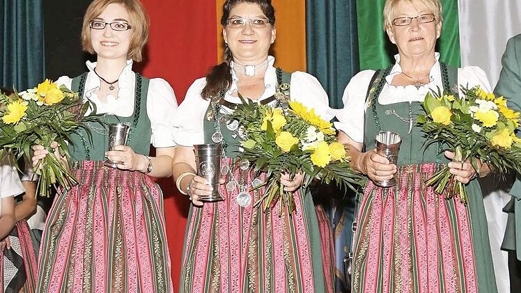 Bei den Damen freut sich Michaela Brandmeier (Mitte) über die Königswürde. Ihre Ehrendamen sind Christina Brandmeier (links) und Gisela Minsch (rechts).