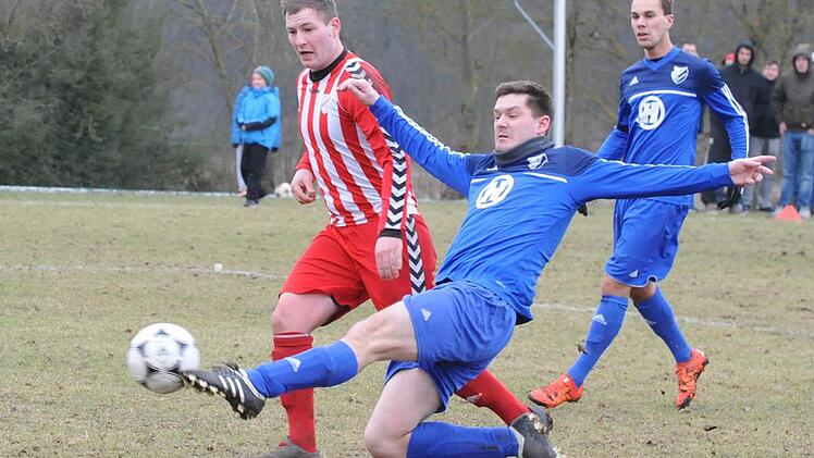 Im Anflug: Der Kissinger Florian Heimerl (vorne) gegen Marcel Leurer vom TSV Rannungen. Foto: Hopf