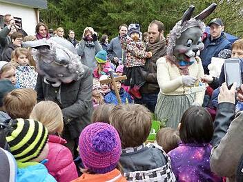 Inmitten der Kinder teilen die beiden Osterhasen die gebastelten Nester an die Kleinen aus.  Foto: kpw