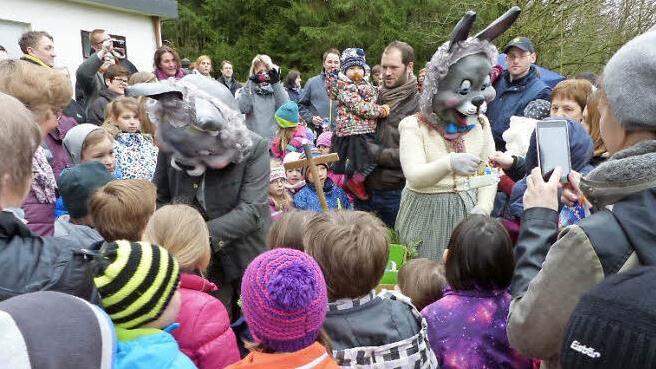 Inmitten der Kinder teilen die beiden Osterhasen die gebastelten Nester an die Kleinen aus.  Foto: kpw