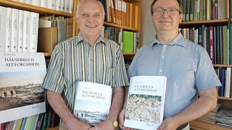 Der Forchheimer Häuserforscher Reinhold Glas (l. ) und der Genealoge Edgar Hubrich  Foto: Elisabeth Görner