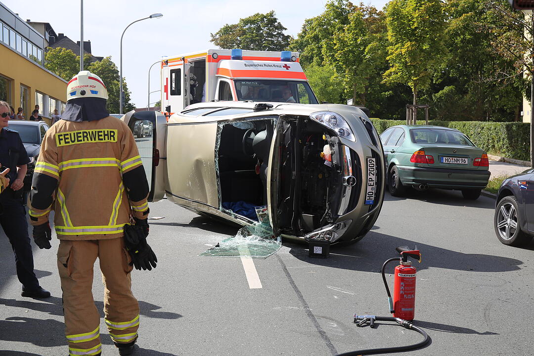 Hof: Autofahrerin kracht in geparktes Fahrzeug und wird schwer verletzt