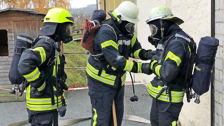 Die angehenden Atemschutzgeräteträger legen ihre Ausrüstung an. Foto: privat