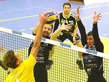 Die Eltmanner Sven Kellermann und Georgi Stoyanov (rechts) haben sich zum erfolgreichen Block hochgeschraubt; Mircea Peta (hinten, Nr.&nbsp;4) lauert. Foto: privat