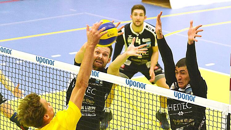 Die Eltmanner Sven Kellermann und Georgi Stoyanov (rechts) haben sich zum erfolgreichen Block hochgeschraubt; Mircea Peta (hinten, Nr.&nbsp;4) lauert. Foto: privat