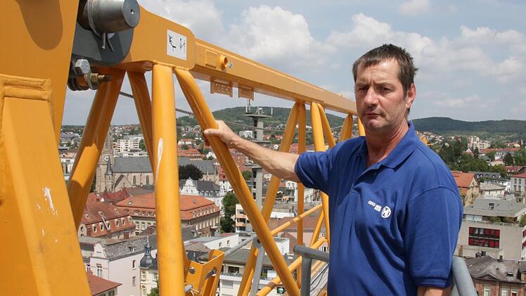 Georg Schwab auf dem Kranarm mit Blick auf die Innenstadt.