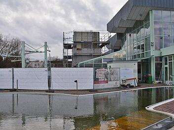 Im Bau befindet sich auch der neue Rutschenturm an der FrankenTherme in Bad Königshofen. "Noch ein Stockwerk kommt obenauf, dann ist die Höhe erreicht," sagt Kurdirektor Werner Angermülle.  Foto: H. Friedrich