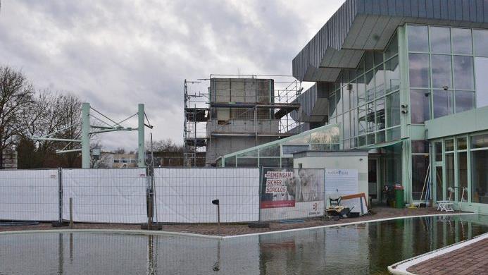 Im Bau befindet sich auch der neue Rutschenturm an der FrankenTherme in Bad Königshofen. "Noch ein Stockwerk kommt obenauf, dann ist die Höhe erreicht," sagt Kurdirektor Werner Angermülle.  Foto: H. Friedrich