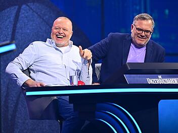 Hauptsache, sie haben Spa&szlig;: Stefan Raab und Elton w&auml;hrend der Premiere ihrer neuen Quiz-Show "Die Unzerquizbaren" (RTL).
